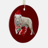 Witte leeuw met Pet kerst Keramisch Ornament (Rechts)