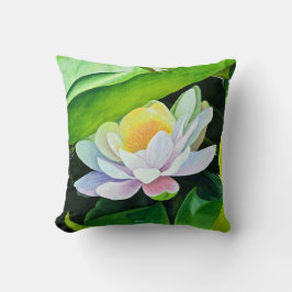 Witte leliebloem op groene bladeren kussen