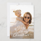 Witte letters bedekken een zeer vrolijke foto feestdagenkaart (Voorkant)