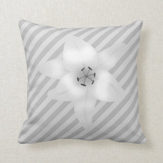 Witte Lily op een grijs stripe patroon. Kussen