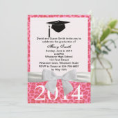 Witte lint roze luipaard diploma uitnodiging (Staand voorkant)