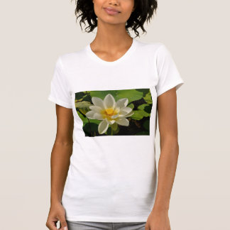 Witte Lotus bloemen in een vijver T-shirt