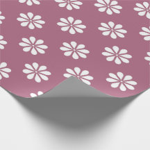 Witte madeliefjes met roze achtergrond