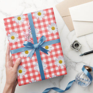 Witte madeliefjes op rood-wit geruit cadeaupapier