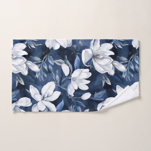 Witte Magnolia bloemen, blauwe achtergrond Bad Handdoek (Handdoek)
