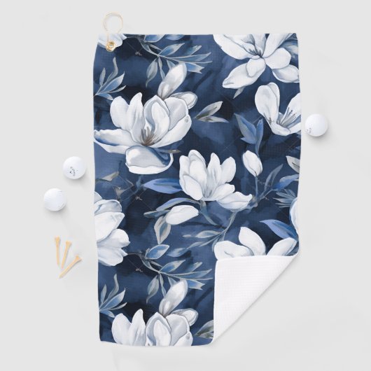 Witte Magnolia Patroon op middernacht achtergrond, Golfhanddoek (Insitu)