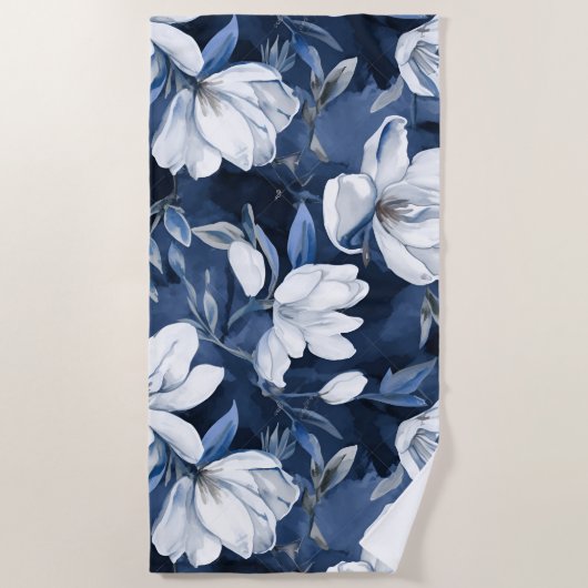 Witte Magnolia Patroon op middernacht achtergrond, Strandlaken (Voorkant)