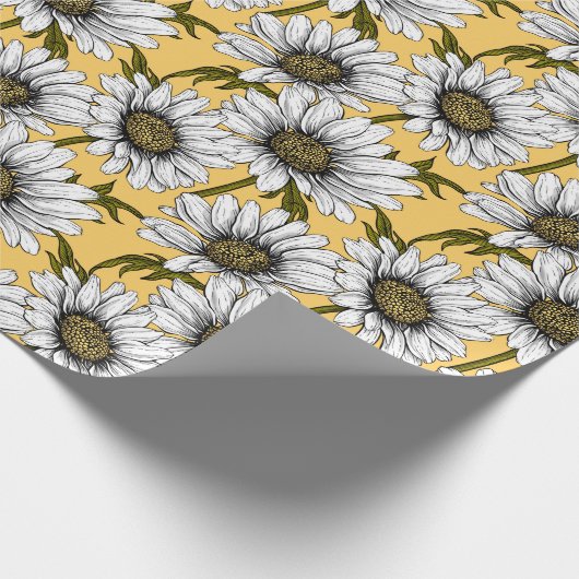 Witte maissoorten, wilde bloemen op geel cadeaupapier (Hoek)