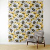 Witte maissoorten, wilde bloemen op geel wandkleed (In situ)