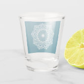 Witte Mandala op Blauwe Achtergrond Shot Glas (Achterkant)