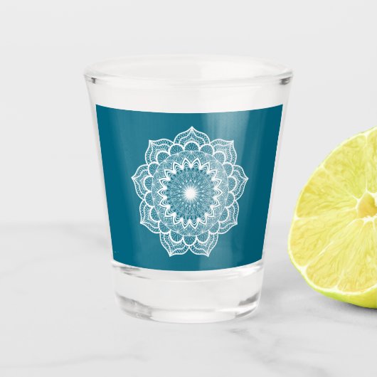 Witte Mandala op Blauwe Achtergrond Shot Glas (Voorkant)