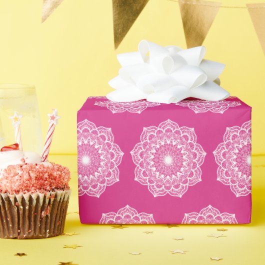 Witte Mandala op Roze Achtergrond Cadeaupapier (Verjaardagsfeest)
