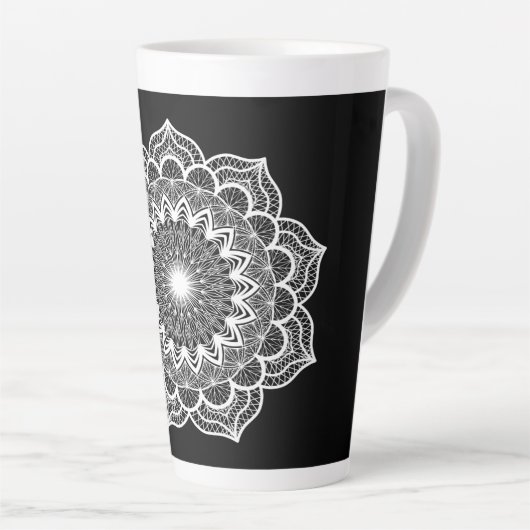 Witte Mandala op Zwarte Achtergrond Latte Mok (Rechterhoek)
