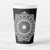 Witte Mandala op Zwarte Achtergrond Latte Mok (Voorkant)