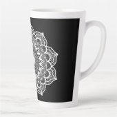 Witte Mandala op Zwarte Achtergrond Latte Mok (Rechts)
