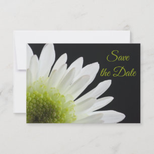 Witte margriet op zwarte trouwkaart om datum te re save the date