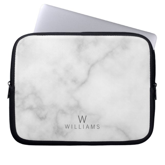 Witte marmer met gepersonaliseerd monogram en naam laptop sleeve (Voorkant)