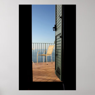Witte metalen armstoel naast hek 's ochtends poster