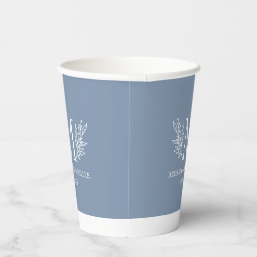 Witte monogram botanische bloem op blauw-grijs papieren bekers (Rechts)