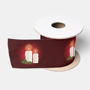 Witte mooie kerstkaarsen op rood met hulst lint