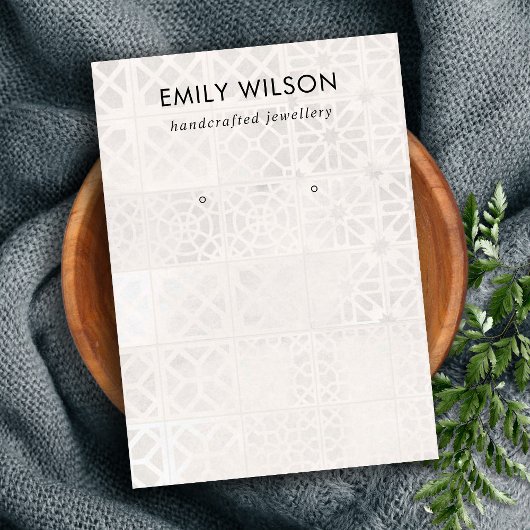 WITTE MOROCCAN TEGEL TEXTURE STUD EARRING DISPLAY VISITEKAARTJE