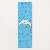 Witte motorkap met zwarte punaises op blauw yogamat (Voorkant)