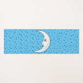 Witte motorkap met zwarte punaises op blauw yogamat (Voorkant (horizontaal))