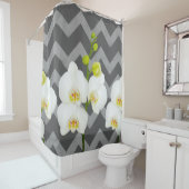 Witte Orchidee bloemen & Medium grijze Chevrons Douchegordijn (In situ)