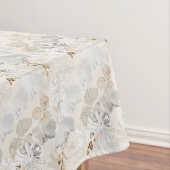 Witte orchideeën op een lichte crème tafelkleed (Voorbeeld)