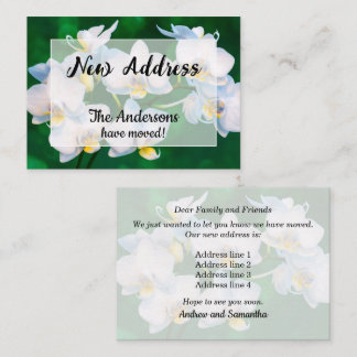 Witte orchideeën op groene aankondiging van nieuw 