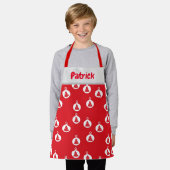 Witte ornamenten op rood schort (Gedragen)