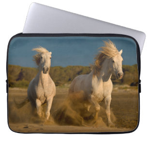 Witte paarden aan boord Camargue, Frankrijk Laptop Sleeve