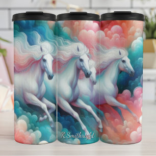 Witte paarden met golvende manen wolkenlandschap thermosbeker