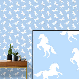Witte paarden op zachte bleke blauwe behang