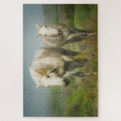 Witte paarden van Camargue in het veld Legpuzzel (Verticaal)