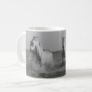 Witte paarden, zwart-witte fotografie koffiemok