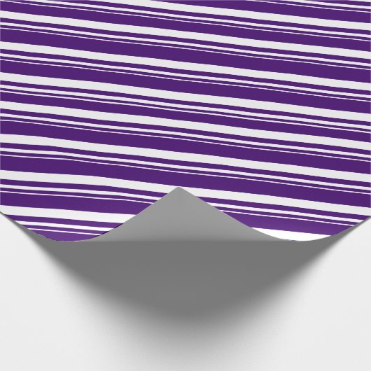 Witte Paarse Candy Cane Stripe Vakantie Cadeaupapier (Hoek)