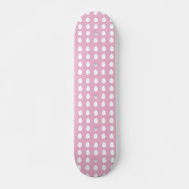 Witte paaseieren in roze skateboard