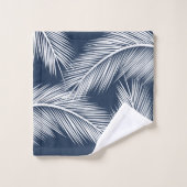 Witte palmbladeren op donkerblauwe achtergrond bad handdoek (Wasdoekje)