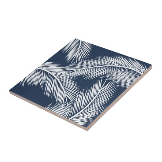 Witte palmbladeren op donkerblauwe achtergrond tegeltje (Zijkant)