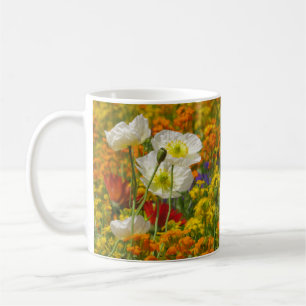 Witte papaver die rond de kleurrijke bloemen groei koffiemok