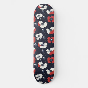 Witte papaver patroon met rode en blauwe accenten skateboard