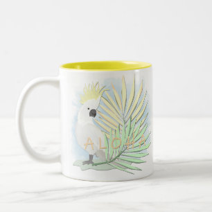 Witte papegaaien in palmbladeren. tweekleurige koffiemok