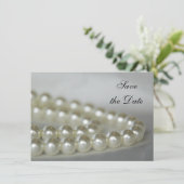 Witte parelbruis slaat de datum op kaart (Staand voorkant)