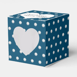 Witte parels op blauw bedankdoosjes