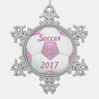 Witte parels op roze Voetbal Tin Sneeuwvlok Ornament
