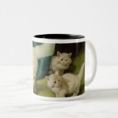 Witte Perzische kat met twee Kittens Tweekleurige Koffiemok (Voorkant rechts)