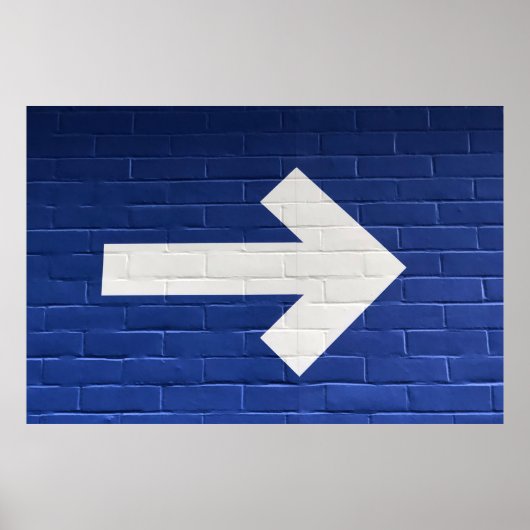 Witte pijl geschilderd op bakstenen wand poster (Voorkant)