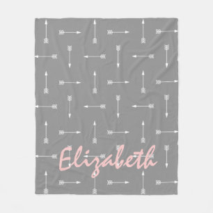 Witte pijlen op Dove Grey met Baby Pink Fleece Deken