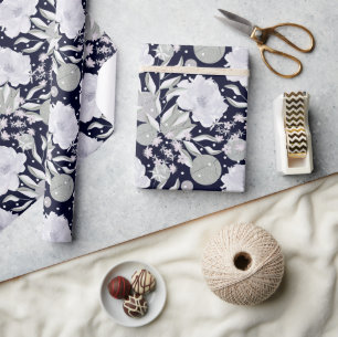 Witte pioen bloemen op donkerblauw. cadeaupapier